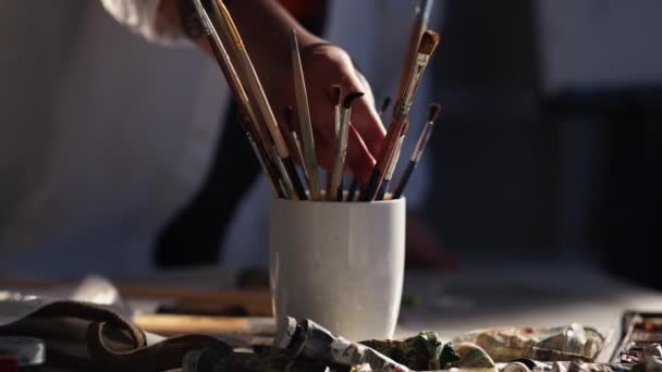 Herramientas de pintura proceso creativo estudio de arte — Vídeos de Stock