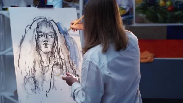 Proceso de pintura mujer artística estudio de arte — Vídeos de Stock