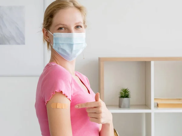 Vacunación protectora mujer feliz mantenerse a salvo —  Fotos de Stock