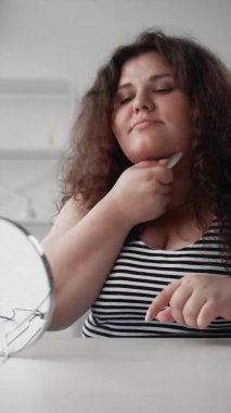 Yoga Gua sha ile yüzleş egzersiz yap obez kadın