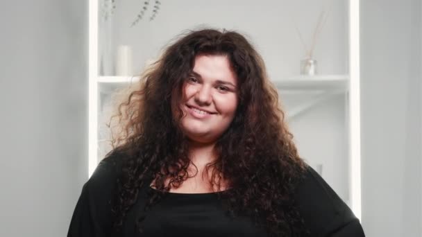 Overweight happy woman body positive beauty face — Stock Video