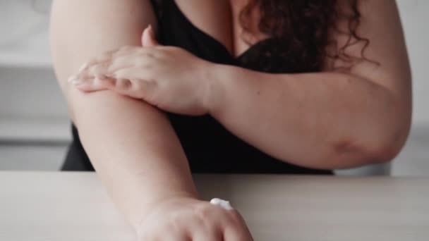 Body lotion skin moisturizing overweight woman arm — Stock Video