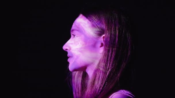 Iluminação espiritual aura energia neon menina rosto — Vídeo de Stock