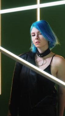 Fütürist model siber punk moda kadını ışık saçtı