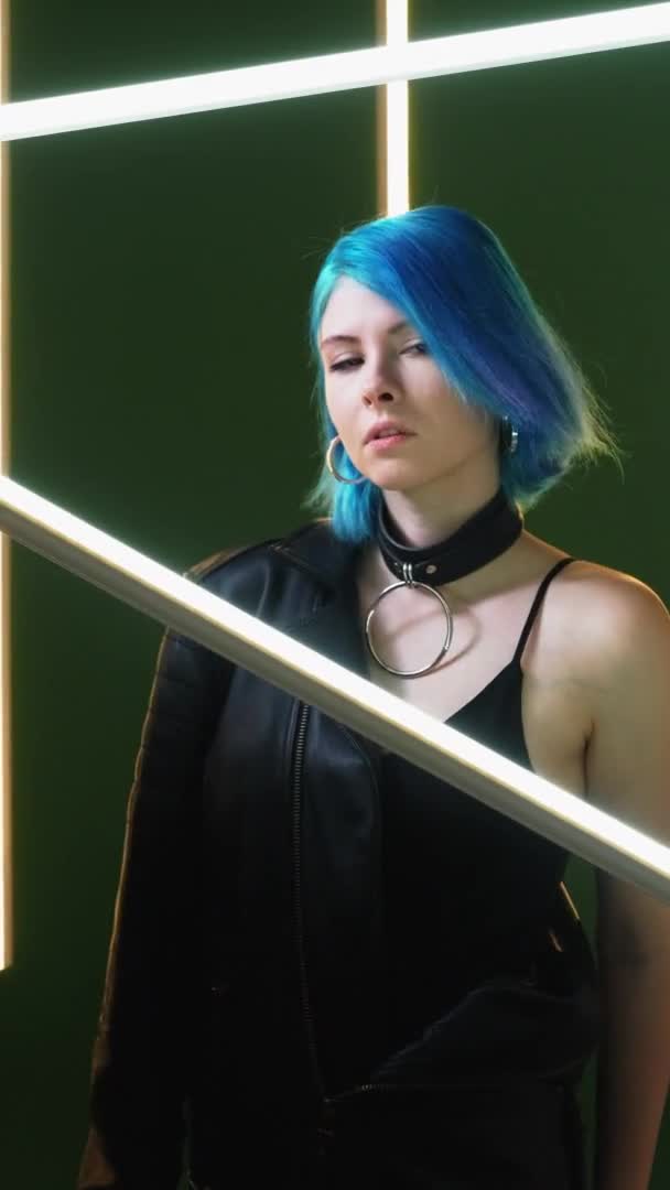 Modelo futurista cyberpunk mulher moda levou luz — Vídeo de Stock