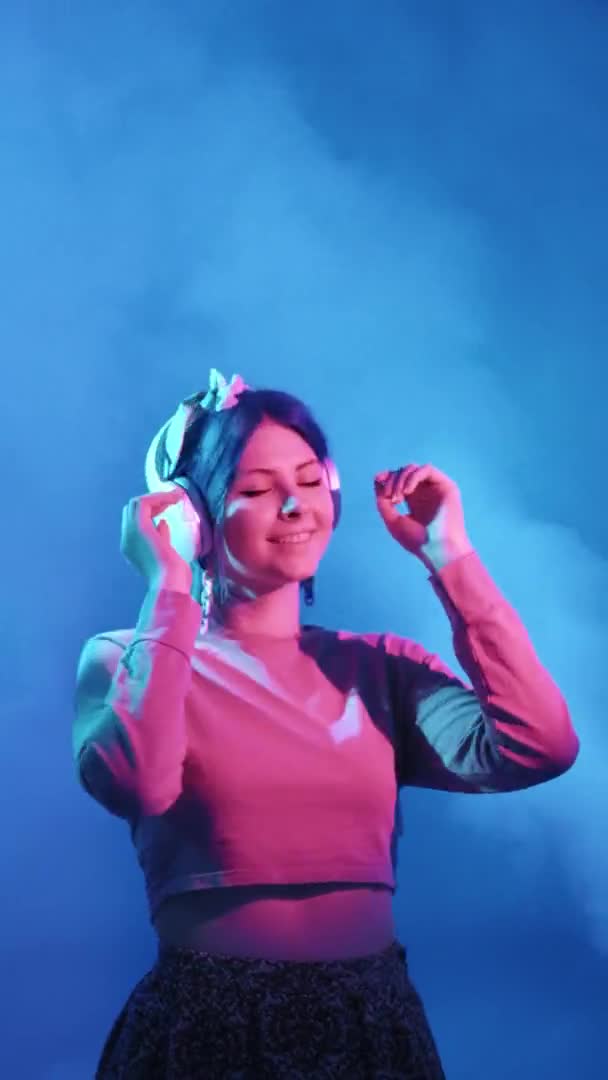Μουσική χαρά αγαπημένο playlist γυναίκα ακουστικά νέον — Αρχείο Βίντεο