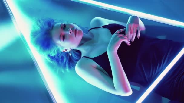 Modelo sensual paixão desejo mulher néon luz — Vídeo de Stock