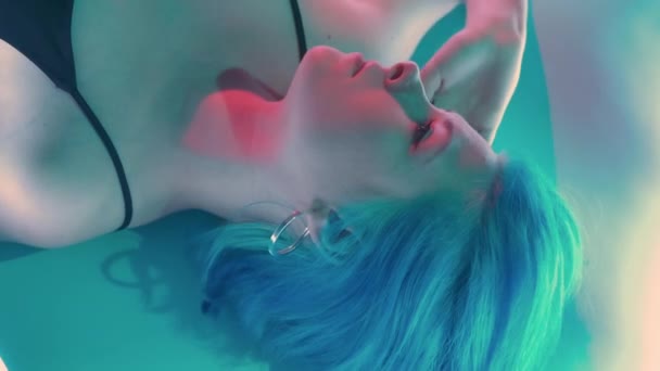 Neon Frau Gesicht Schönheitspflege Modell blau LED-Licht — Stockvideo