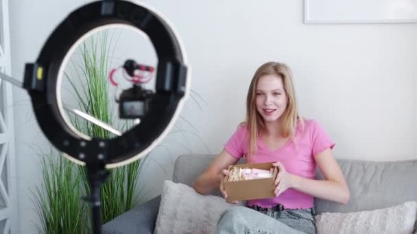 Blogueiro de beleza feminino influenciador promoção de vídeo — Vídeo de Stock