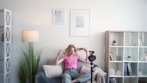 Мода блог женщина спикер стиль прически — стоковое видео