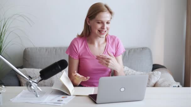 Lära sig språk kvinnlig lärare online lektion — Stockvideo