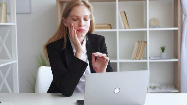 Uitgeput werk vermoeide vrouw digitale overbelasting — Stockvideo