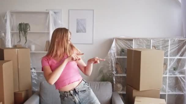 Commovente appartamento donna eccitato casa mutuo — Video Stock