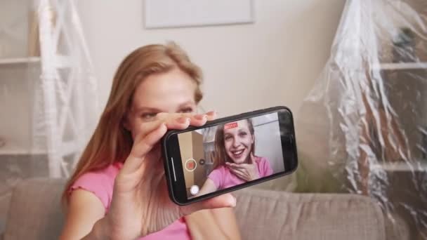 Bewegend appartement gelukkig vrouw video schieten — Stockvideo