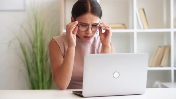 Trabalho exausto mulher cansada sobrecarga digital — Vídeo de Stock