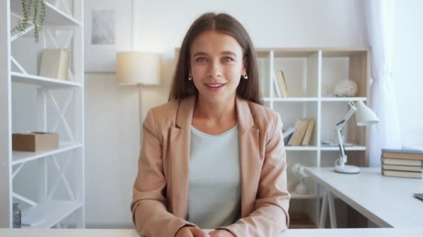 Mujer emocionada conferencia en línea ganador alegría — Vídeos de Stock