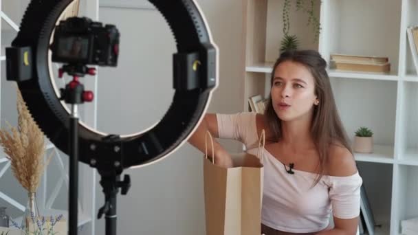 Moda blogcusu kadın etkili video paketlerini açıyor — Stok video