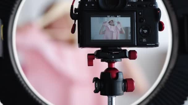Blog de moda virtual desembalagem de gravação de vídeo — Vídeo de Stock
