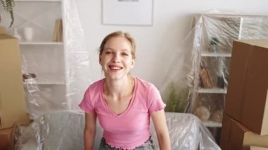 Yeni evin tadını çıkar, mutlu kadın.