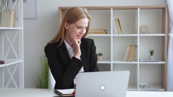 オンライン会議幸せな女性のビデオ通話はかなり — ストック動画