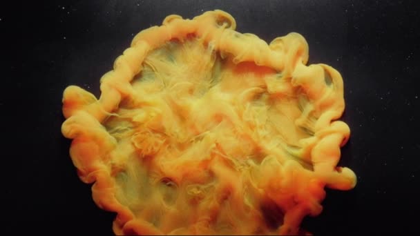 Inchiostro goccia d'acqua colore esplosione logo rivelare soffio arancione — Video Stock