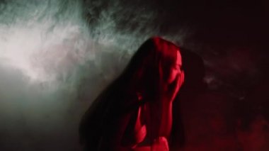 Sigara, kırmızı neon ışıkta öksüren kızı öldürür.