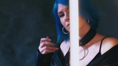 Gizemli kadın fütüristik güzellik modeli ışığı getirdi