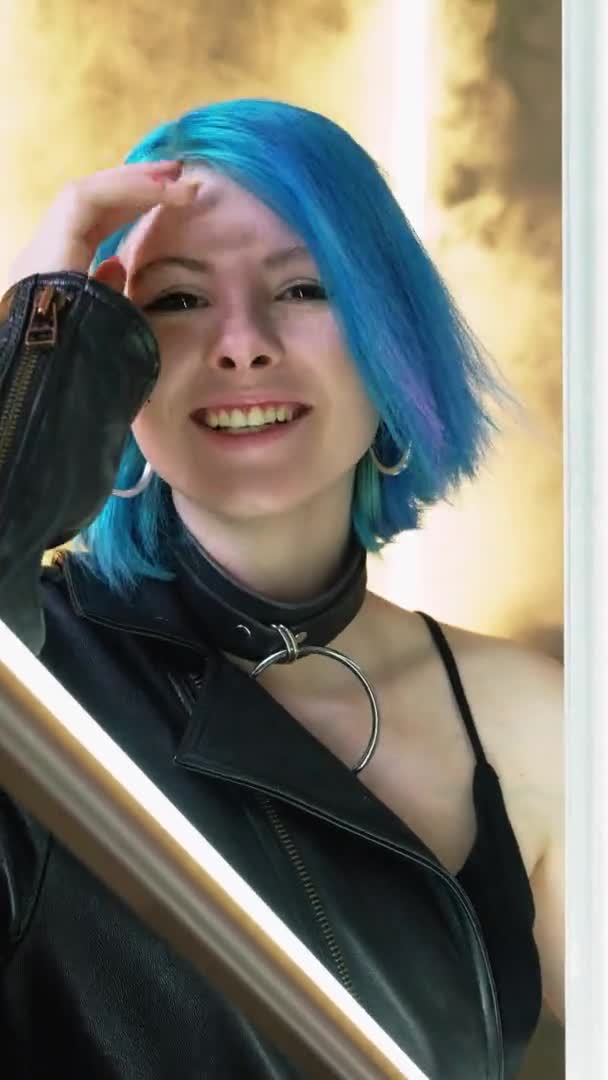 Happy γυναίκα cyberpunk στυλ νύχτα καπνού οδήγησε φως — Αρχείο Βίντεο