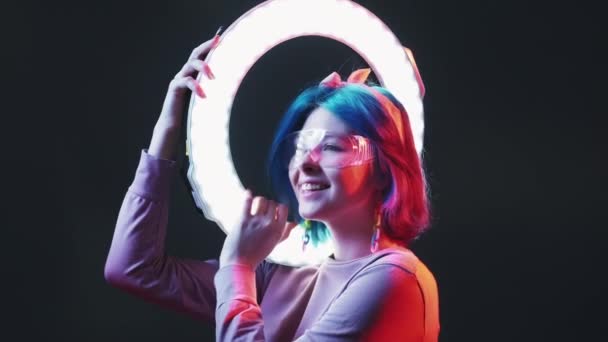 Ringlicht Frau Bloggerin Beleuchtung führte Neon — Stockvideo
