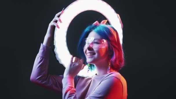 Gyűrű fény nő blogger megvilágítás led neon — Stock videók