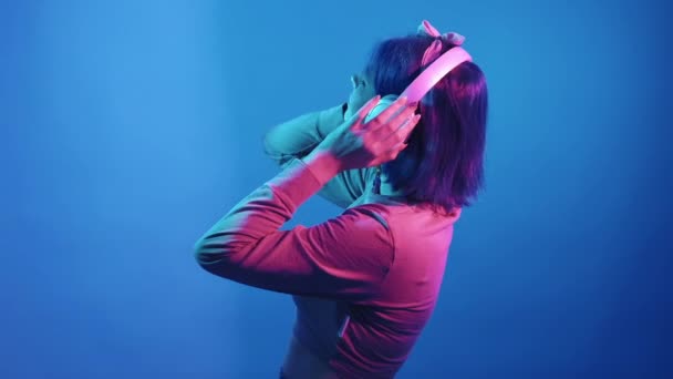 Muzyka klimat piosenka chill kobieta słuchawki neon światło — Wideo stockowe