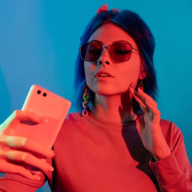 Neon ışığı selfie fütüristik teknoloji kadın hücresi