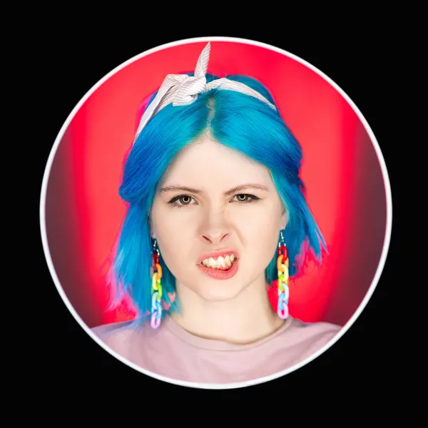 Роздратована жінка сердитий вираз обличчя неонового аватаря — стокове фото