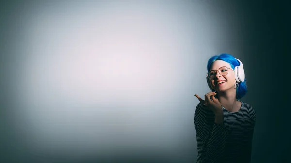 Музичний коханець DJ аксесуар щаслива жінка навушники — стокове фото