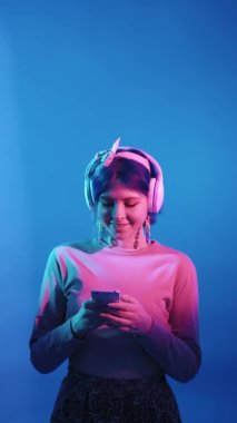 Telefon görüşmesi mobil iletişim kadını neon ışığı