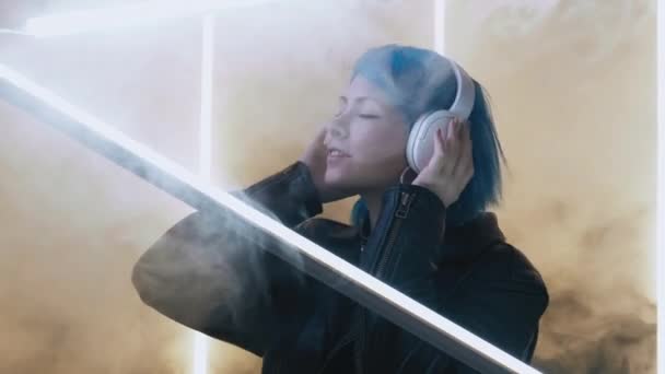 音楽の喜びテクノプレイリスト女性主導のランプイヤフォン — ストック動画