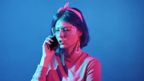 Telefono cellulare conflitto discutere donna arrabbiata luce al neon — Video Stock