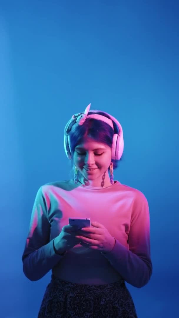 Telefoon chat mobiele communicatie vrouw neon licht — Stockvideo