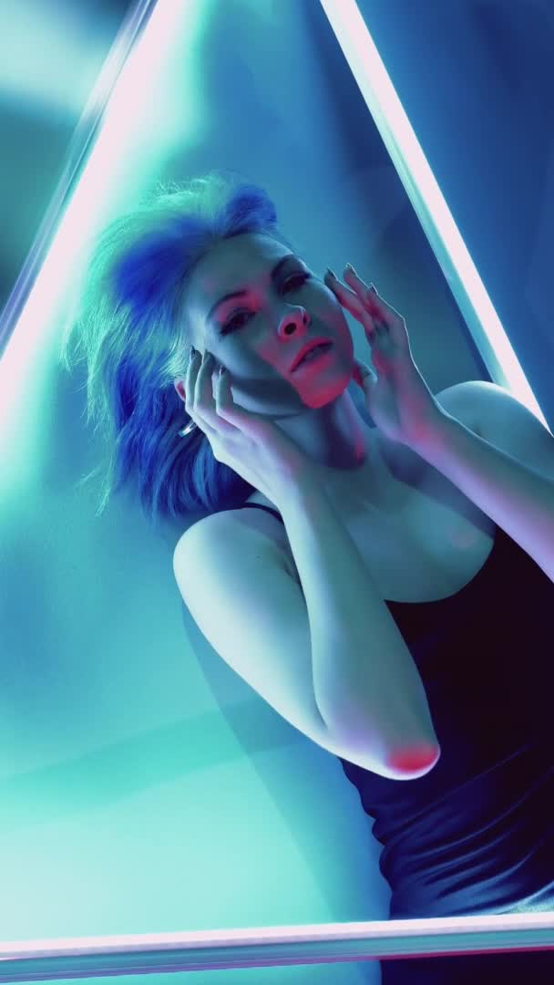 Neon schoonheid futuristisch model mooi vrouw led lamp — Stockvideo