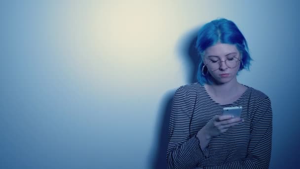 Acoso cibernético teléfono solitario mujer deprimida abuso — Vídeos de Stock