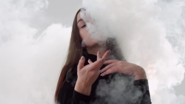 Negra magia maldição oculto ritual mulher na fumaça — Vídeo de Stock