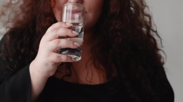 水分平衡超重妇女喝玻璃杯回家 — 图库视频影像