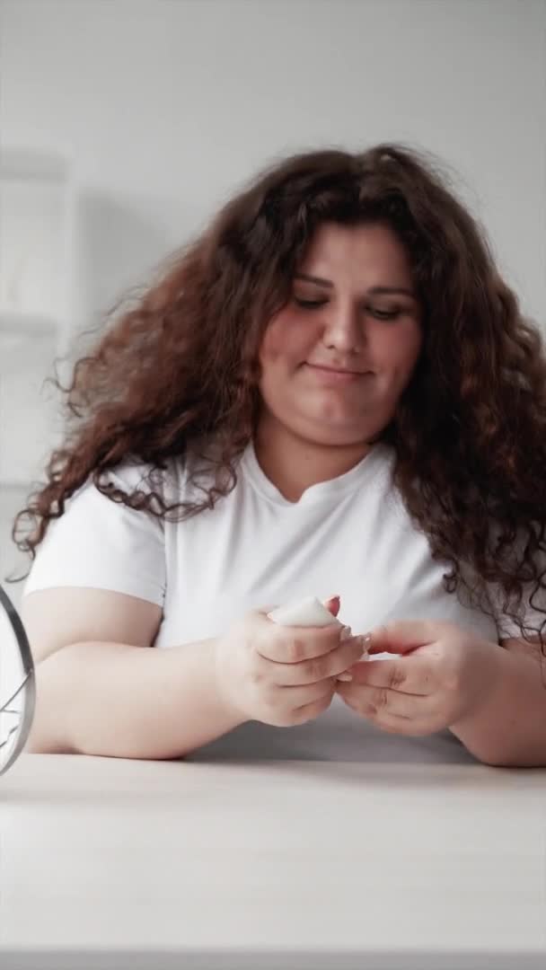 Крем для рук косметический продукт толстая женщина применяет — стоковое видео