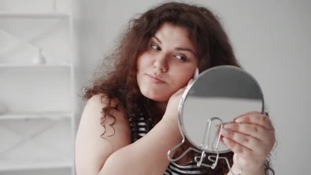 Масаж підборіддя Гуа Ша техніка надмірної ваги жінка — стокове відео