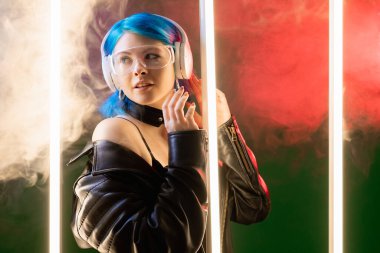 Neon ışığı insanları siber punk kulübü kadınları gece dumanı