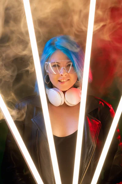 Modelo futurista cyberpunk moda mujer llevó neón — Foto de Stock