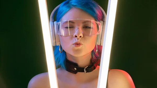 Üfleme öpücüğü fütüristik kız DJ flörtü neon ışığı açtı — Stok fotoğraf