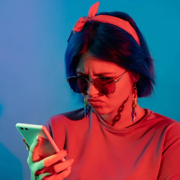 Acoso cibernético acoso en internet mujer teléfono —  Fotos de Stock