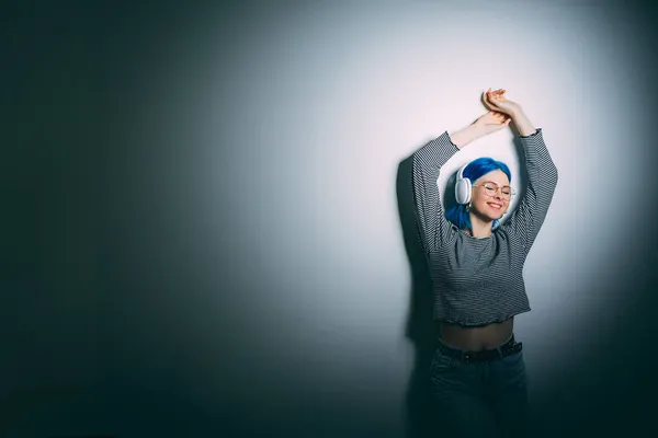 お気に入りの歌の音楽エンターテイメント女性のヘッドフォン — ストック写真