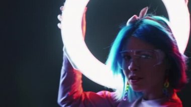 Neon ışığı insanları fütüristik stil kadın yüzüğe liderlik etti